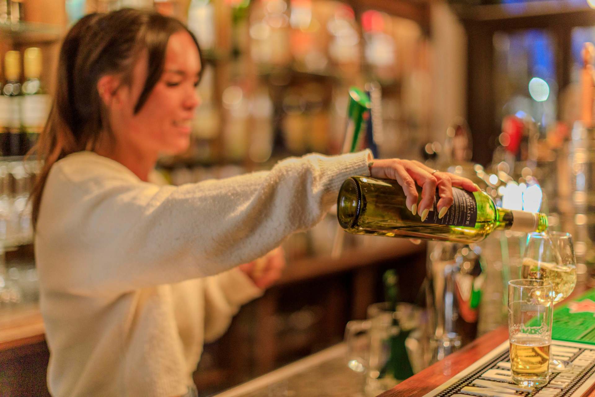 Wein wird an der Bar von DE HATHOR eingeschenkt