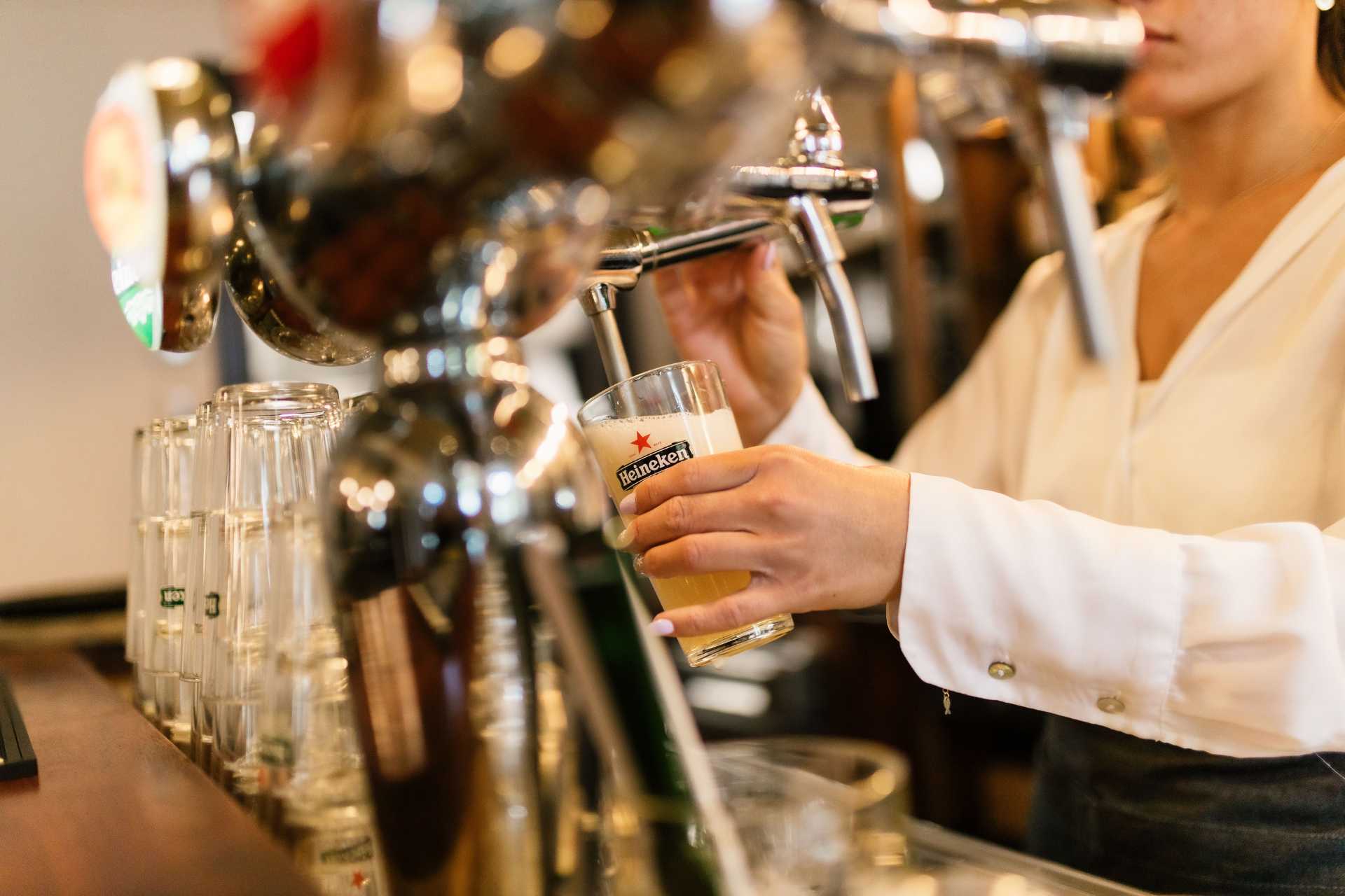 Bier wird an der Bar von DE HATHOR gezapft