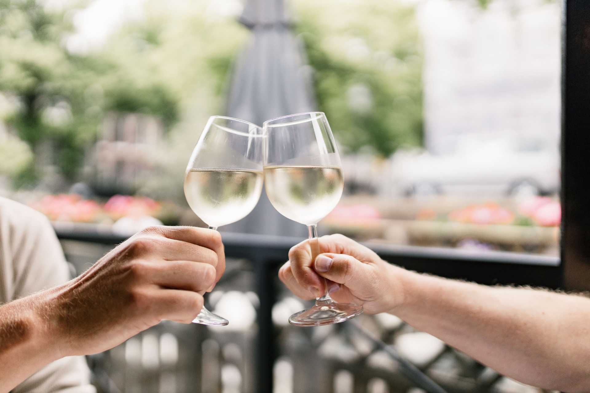 Zwei Gläser Wein auf der Terrasse von DE HATHOR